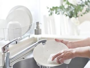 Φωτογραφία για Το πανέξυπνο κόλπο για να καθαρίσεις επίμονα λίπη από τα πιάτα