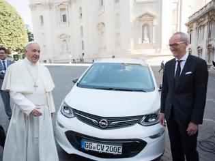Φωτογραφία για Ο Πάπας παρέλαβε το ηλεκτροκίνητο Opel Ampera-e