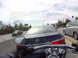 Φωτογραφία για Δείτε τι συνέβη όταν ένα αυτοκίνητο σε Εθνική Οδό πετάχτηκε μπροστά από μια μοτοσικλέτα