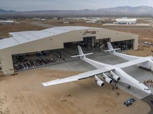 Φωτογραφία για Stratolaunch: Το μεγαλύτερο αεροπλάνο του κόσμου βγήκε για πρώτη φορά από το υπόστεγο