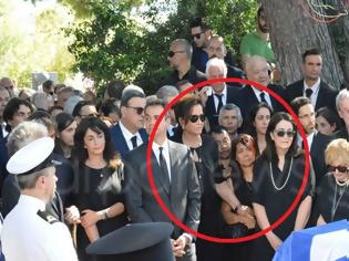 Φωτογραφία για Ποιοι ήταν οι Φιλιππινέζοι που ήταν συνεχεία δίπλα στην οικογένεια στην κηδεία του Κ. Μητσοτάκη; [photos]