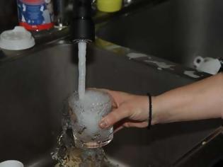 Φωτογραφία για Γιατί δεν πρέπει να πίνουμε ζεστό νερό από τη βρύση;