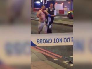 Φωτογραφία για Λονδίνο: Σοκαριστικό βίντεο: Δημοσιογράφος μαχαιρωμένος στο λαιμό μεταφέρεται στο νοσοκομείο
