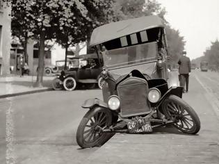 Φωτογραφία για Το πρώτο θανατηφόρο τροχαίο στην Ελλάδα έγινε όταν υπήρχαν μόλις επτά αυτοκίνητα