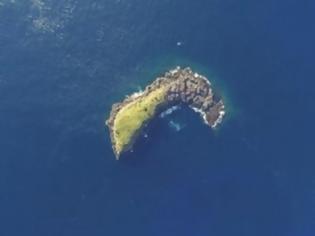 Φωτογραφία για Μοιάζει σαν ένα παραμυθένιο νησάκι στη μέση του ωκεανού - Όποιος όμως το επισκέπτεται, πεθαίνει γιατί… [video]