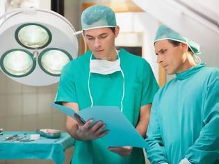 Φωτογραφία για Γιατί οι χειρουργοί φοράνε πράσινες ή μπλε στολές;