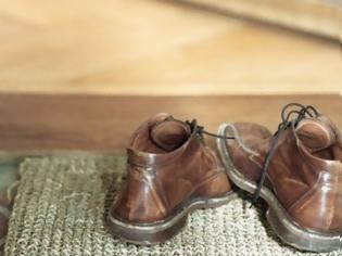 Φωτογραφία για 3 βασικοί λόγοι για να μη φοράτε παπούτσια μέσα στο σπίτι