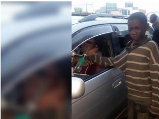 Φωτογραφία για Ένα παιδί πλησίασε αυτό το αμάξι για να ζητιανέψει χρήματα. Μόλις είδε την γυναίκα που οδηγούσε ξέσπασε σε κλάματα
