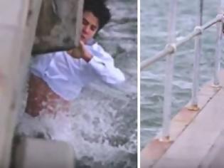 Φωτογραφία για Πήγε να πετάξει τη στάχτη της γιαγιά του στη θάλασσα - Τότε βλέπει το αδιανόητο και βουτάει δίχως δεύτερη σκέψη στο νερό [video]