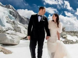 Φωτογραφία για Το ζευγάρι που παντρεύτηκε στην κορυφή του Έβερεστ