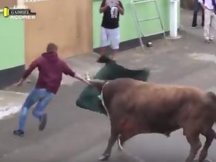 Φωτογραφία για Δείτε τη σοκοριστική στιγμή που ο ταύρος επιτίθεται σε θεατή που βιντεοσκοπούσε την ταυρομαχία και...