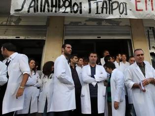 Φωτογραφία για Εργαζόμενοι στα νοσοκομεία: Ολονύκτια διαμαρτυρία έξω από το υπουργείο Οικονομικών