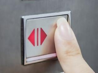 Φωτογραφία για Απάτη το κουμπί για γρήγορο κλείσιμο του ασανσέρ
