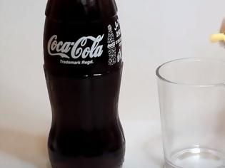 Φωτογραφία για Σοκ! Δείτε τι παθαίνει ένα δόντι αν μείνει για ένα 24ωρο σε ένα ποτήρι Coca Cola... [video]