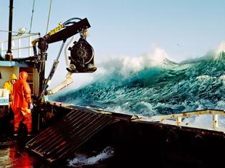 Φωτογραφία για Δείτε μέσα από μερικές εκπληκτικές φωτογραφίες πόσο δύσκολο και επικίνδυνο είναι να είσαι ψαράς στην Αλάσκα