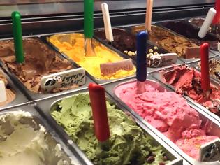 Φωτογραφία για Κάγκελο οι πελάτες αυτού του παγωτατζίδικου - Δείτε τι γεύση παγωτό έφτιαξε ο τύπος