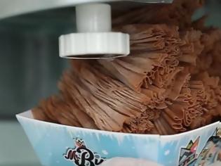 Φωτογραφία για Η νέα μόδα θέλει το παγωτό ΕΤΣΙ:  Αποκλείεται να έχετε δοκιμάσει κάτι τέτοιο - Δείτε πως φτιάχνεται [video]