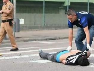Φωτογραφία για Εικόνες σοκ στην Βραζιλία - Ενας νεκρός οπαδός από επεισόδια στο δρόμο [video]