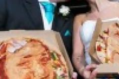 Ζευγάρι έκοψε πίτσα αντί για τούρτα στο γάμο του