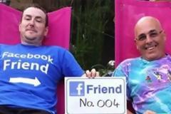 Ταξιδεύει για να γνωρίσει τους 1.103 φίλους του στο Facebook
