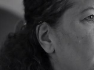 Φωτογραφία για Κακοποιημένες γυναίκες σπάνε τη σιωπή τους σε ένα συγκλονιστικό βίντεο