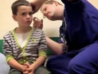Φωτογραφία για Νόμιζε πώς είχε ένα μολύβι στο αυτί του αλλά οι γιατροί έπαθαν σοκ με αυτό που του αφαίρεσαν... [video]