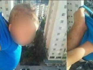 Φωτογραφία για Αδιανόητο: Πατέρας κρέμασε το γιο του στο παράθυρο - 1.000 likes αλλιώς... [video]