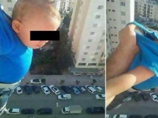Φωτογραφία για Άνδρας κρέμασε το παιδί του από το παράθυρο για 1000 likes
