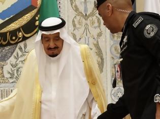 Φωτογραφία για Ο Σαουδάραβας βασιλιάς ανέτρεψε τη διαδοχή του θρόνου και τοποθέτησε τον αγαπημένο του γιο