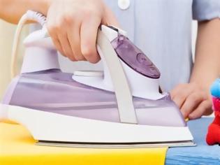Φωτογραφία για Η χαρά της νοικοκυράς... ρομπότ σιδερώνει ρούχα