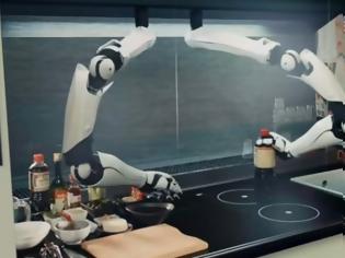 Φωτογραφία για Η χαρά της νοικοκυράς... ρομπότ σιδερώνει ρούχα!