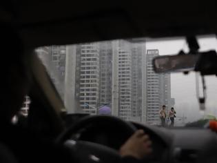 Φωτογραφία για Η κούρσα του τρόμου από ταξιτζή «ραλίστα» στη Σανγκάη -  Η πελάτισσά του βιαζόταν και εκείνος προσπέρασε 50 αυτοκίνητα σε δύο λεπτά