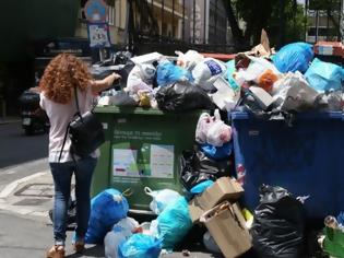 Φωτογραφία για BBC: Στην Αθήνα κλείνεις τη μύτη λόγω των βουνών από σκουπίδια