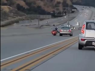 Φωτογραφία για Τρομακτικές εικόνες: Πώς μια κλωτσιά μοτοσικλετιστή σε αυτοκίνητο εν κινήσει οδήγησε σε τρομακτική καραμπόλα