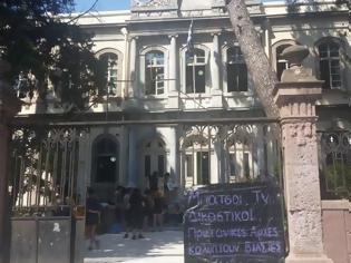 Φωτογραφία για Φοιτητές πήγαν να λιντσάρουν τον 33χρονο φερόμενο ως βιαστή φοιτήτριας στα δικαστήρια Μυτιλήνης [photos]