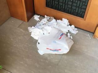 Φωτογραφία για Άγνωστος πέταξε σκουπίδια έξω από την πόρτα του σπιτιού του Δημάρχου Ιωαννίνων