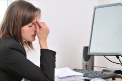 Κάθεσαι πολλές ώρες στον υπολογιστή; Δες τον πιο φυσικό τρόπο να καταπραΰνεις τα κουρασμένα μάτια σου
