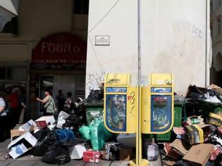 Φωτογραφία για «Τουρίστες προσπαθούν να γλιτώσουν από τα σκουπίδια»