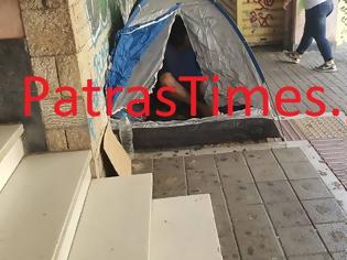 Φωτογραφία για Πάτρα: Απεργία πείνας από 52χρονο πατέρα 4 παιδιών έξω από τον ΕΦΚΑ - Εστησε αντίσκηνο [photos+video]