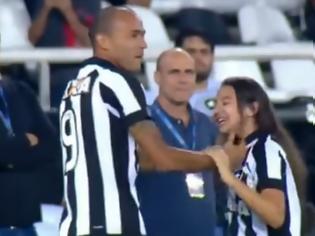 Φωτογραφία για Ποδοσφαιριστής μπαίνει στο γήπεδο με την τυφλή κόρη του και αποθεώνονται!