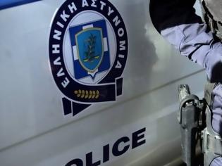 Φωτογραφία για Συγκλονιστικό βίντεο: Αστυνομικός της ομάδας «Ζ» σώζει τη ζωή μαχαιρωμένου άντρα