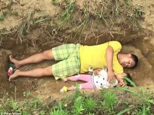 Φωτογραφία για Συγκλονίζει η μακάβρια ιστορία αυτής της οικογένειας - Πατέρας πηγαίνει την κορούλα του κάθε μέρα στον τάφο της για να την προετοιμάσει για... [photos]