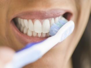 Φωτογραφία για 4 ενδείξεις πως βουρτσίζεις λάθος τα δόντια σου