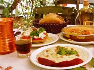 Φωτογραφία για HOTREC: Οι ταξιδιώτες αποθεώνουν το ελληνικό φαγητό - Οι προσδοκίες τους από τα ξενοδοχεία
