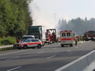 Φωτογραφία για Γερμανία: Κάηκε ολοσχερώς λεωφορείο μετά από τροχαίο με φορτηγό - Αγνοούνται 17 άνθρωποι