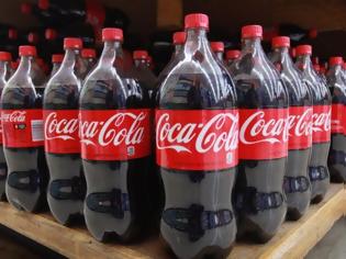Φωτογραφία για Σάλος με Coca-Cola: Προσοχή - Είναι δηλητηριώδη και δημιουργεί καρκίνο αν καταναλωθεί με… 