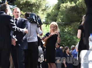 Φωτογραφία για Η εκρηκτική Ελένη στην κηδεία όπως θα την ήθελε και ο μακαρίτης