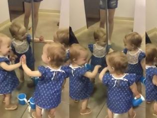 Φωτογραφία για Μωρό ενθουσιάζεται με τα τρία είδωλά του στον καθρέφτη! [video]