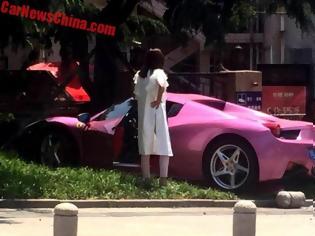 Φωτογραφία για Κινέζα στουκάρει ροζ Ferrari 458 Spider!