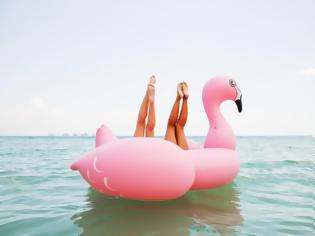 Φωτογραφία για Πώς ξεκίνησε αυτή η τρέλα με τα φουσκωτά ροζ φλαμίνγκος που έχουν πνίξει όλες τις ελληνικές παραλίες και πισίνες